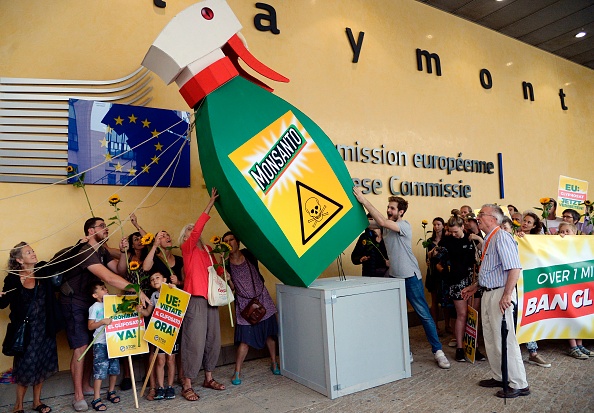 Les militants abattent une bouteille géante de désherbant manifestant en faveur d'une interdiction du glyphosate par l'Union européenne devant le siège de la Commission européenne à Bruxelles le 19 juillet 2017. Plus d'un million de personnes ont signé une pétition en juin L'UE interdit le glyphosate de l'herbicide Monsanto par crainte de provoquer un cancer. Le glyphosate est utilisé dans l'herbicide Roundup, qui se vend le mieux. 
(THIERRY CHARLIER / AFP / Getty Images)