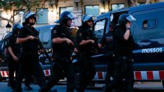 Les policiers en Catalogne pourchassés par les manifestants