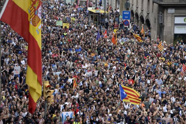Les manifestants se rassemblent devant le siège de la police nationale espagnole lors d'une grève générale. 

JOSEP LAGO / AFP / Getty Images

