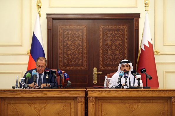 Le ministre russe des Affaires étrangères Sergueï Lavrov (G) assiste à une conférence de presse conjointe avec le ministre qatari des Affaires étrangères Cheikh Mohammed ben Abdulrahman Al-Thani à Doha le 30 août 2017. (KARIM JAAFAR / AFP / Getty Images )