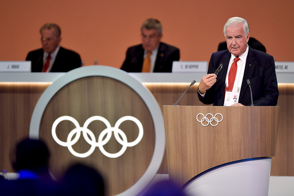 Le Comité international olympique (CIO) et l'Agence mondiale antidopage (AMA) Sir Craig Reedie, membre, présente son rapport sur le dopage lors de la 131e session du CIO à Lima, le 15 septembre 2017. (FABRICE COFFRINI / AFP / Getty Images)