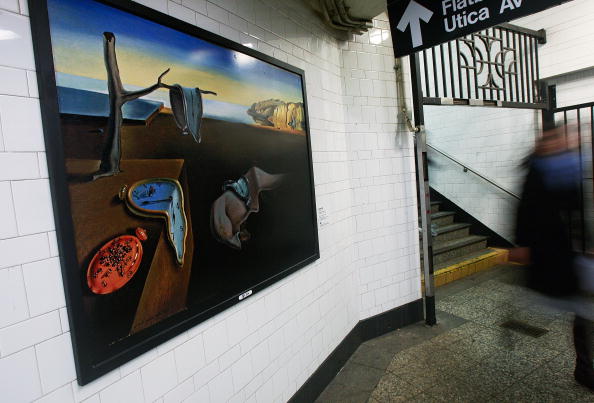 Une reproduction d'un tableau de Salvador Dali dans la station de métro Atlantic Avenue –
 (Mario Tama / Getty Images)

