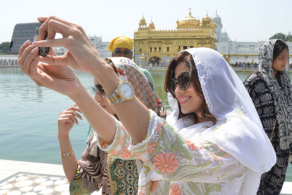 Très prisés en Inde, les selfies peuvent parfois s'avérer dangereux.        (NARINDER NANU/AFP/Getty Images)