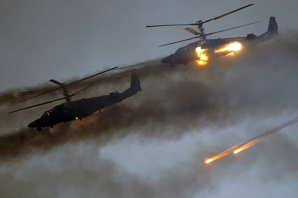 Des hélicoptères participent aux exercices militaires russo-bélarussiens "Zapad-2017" (Ouest-2017) dans un terrain d'entraînement près de la ville de Borisov le 20 septembre 2017. (SERGEI GAPON / AFP / Getty Images)
