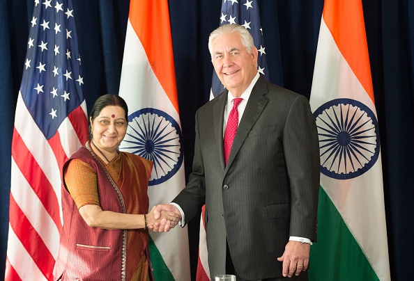 Le secrétaire d'État américain Rex Tillerson rencontrait le ministre indien des Affaires extérieures Sushma Swaraj à l'hôtel Lotte New York Palace le 22 septembre 2017 à New York. (BRYAN R. SMITH / AFP / Getty Images)