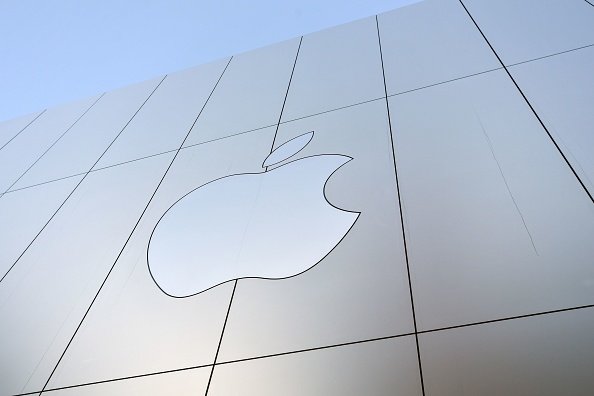 Un logo Apple sur la façade d'un immeuble Apple en Californie. 
(JOSH EDELSON/AFP/Getty Images)