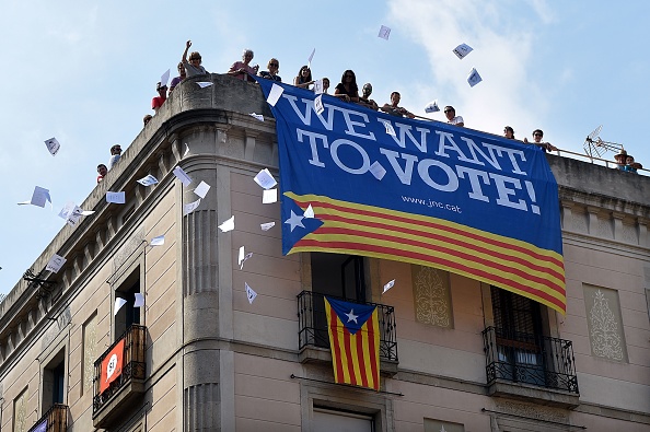Un groupe de personnes déploie une banderolle en faveur d'un vote pour l'indépendance à Barcelone le 23 septembre 2017.
(LLUIS GENE/AFP/Getty Images)