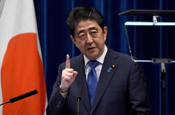 Le Premier ministre japonais Shinzo Abe lors d'une conférence de presse à sa résidence officielle à Tokyo le 25 septembre 2017. Abe a déclenché une élection anticipée dans l'espoir de tirer parti de l'augmentation du soutien alors que les tensions avec la Corée du Nord atteignent leur paroxysme. 
(TORU YAMANAKA / AFP / Getty Images)
