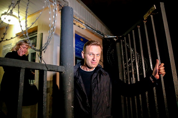 Le chef de l'opposition russe Alexeï Navalny libéré. Les manifestations du printemps, interdites par les autorités, lui ont valu des condamnations
L'opposant, qui a ouvert des dizaines de bureaux de campagne en province dans la foulée du succès de ses meetings, est souvent la cible d'agressions. Il est aussi l'objet de plusieurs poursuites judiciaires visant, selon ses partisans, à entraver ses ambitions politiques.
(MAXIM ZMEYEV / AFP / Getty Images)