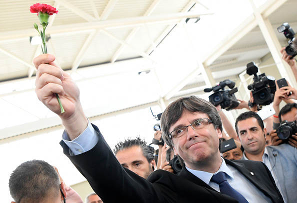 Le président catalan Carles Puigdemont le 1er octobre 2017 lors d'une conférence de presse à Sant Julia de Ramis. 
Carles Puigdemont a lancé cette semaine différents appels à médiation, rejetés par le gouvernement espagnol de Mariano Rajoy, qui se trouve également poussé par son camp à répondre fermement au défi indépendantiste. 
((LLUIS GENE/AFP/Getty Images)