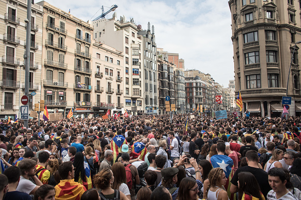 Barcelone le 3 octobre :  des milliers de citoyens se sont rassemblés sur la Place de  l’université lors d'une grève générale pour protester contre les violences qui ont eu lieu après le référendum de dimanche interdit par Madrid. 
(Chris McGrath/Getty Images)