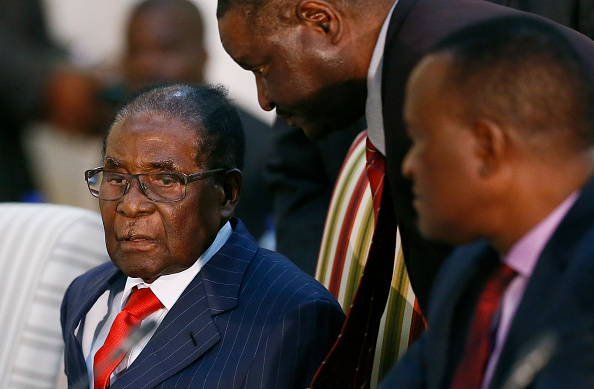 Le président zimbabwéen, Robert Mugabe, regarde la deuxième session de la Commission binationale Afrique du Sud-Zimbabwe (BNC) le 3 octobre 2017 au Sefako Makgatho Presidential Guest House à Pretoria. 
 (PHILL MAGAKOE / AFP / Getty Images)