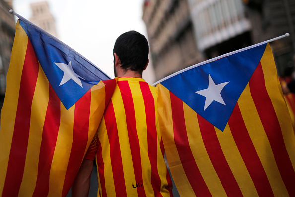 "Pas de retour en arrière". Nombre de Catalans indécis ont basculé du côté des indépendantistes après les violences policières du gouvernement espagnol qui ont eu lieu dimanche.      (PAU BARRENA/AFP/Getty Images)