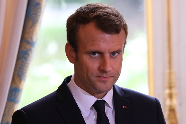 Le président Emmanuel Macron avant sa rencontre avec le Premier ministre irakien à l'Elysée à Paris, le 5 octobre 2017. (LUDOVIC MARIN / AFP / Getty Images)