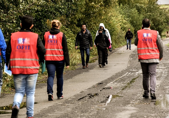 Les membres de l'Office français de l'immigration et de l'intégration (OFII) arrivent pour parler aux migrants à Grande-Synthe, près de Dunkerque, dans le nord de la France, le 5 octobre 2017. Environ 300 migrants vivent dans des conditions précaires à Grande-Synthe. 
(PHILIPPE HUGUEN / AFP / Getty Images)