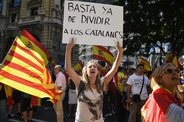 Le 8 octobre à Barcelone, une marche à travers la ville au mot d'ordre de "Basta". 
(Jeff J Mitchell/Getty Images)