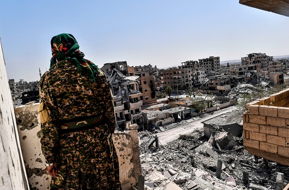 Un membre des forces démocratiques (SDF), à Raqa le 8 octobre 2017.
(BULENT KILIC/AFP/Getty Images)