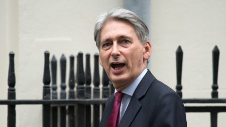 Hammond : « nuage d’incertitudes » dû au Brexit