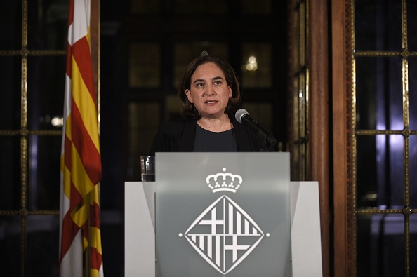 La maire de Barcelone, Ada Colau, prononce un discours au Conseil municipal de Barcelone. "Personne ne doit le vivre comme une défaite".
(JORGE GUERRERO/AFP/Getty Images)