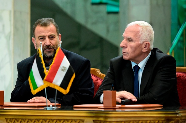  Saleh al-Aruri (G) du Hamas et Azam al-Ahmad du Fatah (D) parlent aux journaliste après la signature de "l'accord de réconciliation". 
(KHALED DESOUKI/AFP/Getty Images)