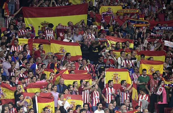 Des fans de l'Atletico agitent des drapeaux espagnols lors de la rencontre avec le club de Barcelone le 14 octobre 2017. 
(JAVIER SORIANO/AFP/Getty Images)