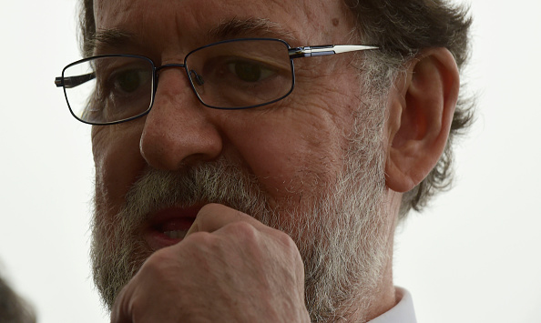 Le Premier ministre espagnol Mariano Rajoy. Au Sénat, son parti est majoritaire et le soutiendra pour appliquer les mesures nécessaires. Il devrait aussi pouvoir compter sur le soutien du Parti socialiste. 
(MIGUEL RIOPA/AFP/Getty Images)