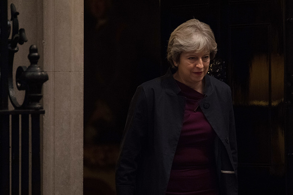 Theresa May, Premier ministre britannique, quitte Downing Street le 16 octobre 2017 à Londres, en Angleterre. Mme May se rend à Bruxelles pour un dîner avec le négociateur en chef de l'Union européenne, Michel Barnier, et le président de la Commission, Jean-Claude Juncker, afin de mettre fin à l'impasse sur les négociations du Brexit.
(Carl Court/Getty Images)