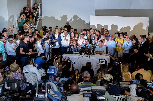 La table ronde de l'Union Démocratique du Venezuela a déclaré qu'elle rejetait les résultats des élections régionales étroitement surveillées dimanche après que les résultats officiels ont montré une soi-disant victoire écrasante pour les chavistes du président Nicolas Maduro.
(FEDERICO PARRA / AFP / Getty Images)