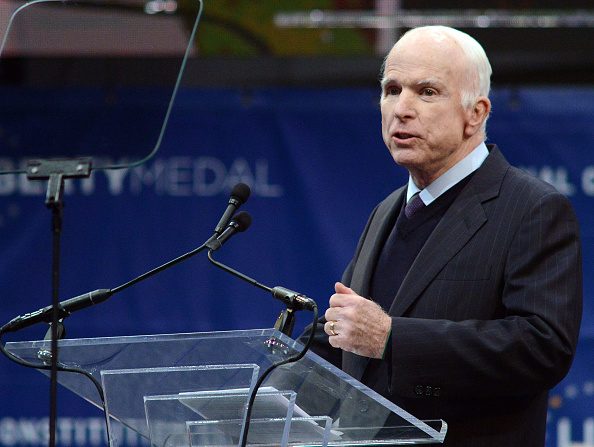 Le sénateur John McCain  lors de la remise de la médaille Liberty 2017 de l'ancien vice-président Joe Biden (non montré) au National Constitution Center le 16 octobre 2017 à Philadelphie, en Pennsylvanie. (William Thomas Cain / Getty Images)