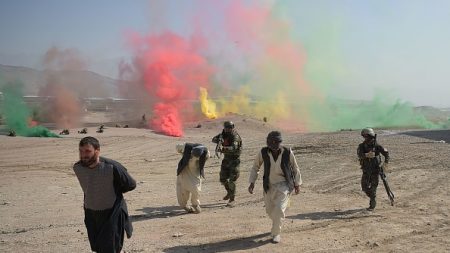 Des talibans font 71 morts en Afghanistan