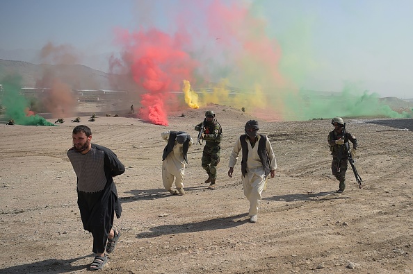 Des soldats de l'armée nationale afghane (ANA) montrent leur entraînement au combat devant les membres des médias locaux et internationaux. 
(SHAH MARAI / AFP / Getty Images)