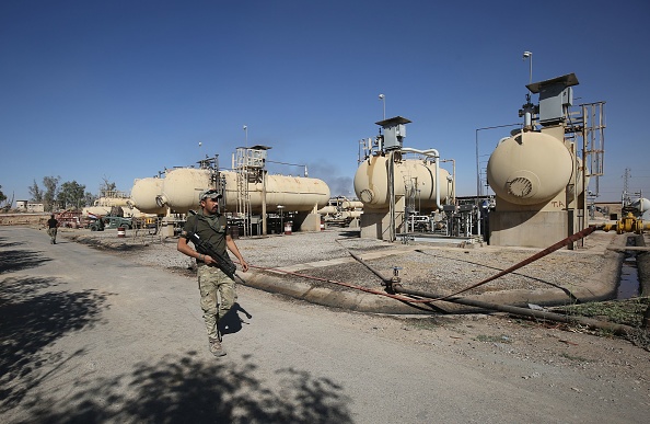 Les forces irakiennes entrent dans le champ pétrolifère de Bai Hassan à l'ouest de la ville multiethnique de Kirkouk le 17 octobre 2017. Les forces irakiennes ont pris le contrôle des deux plus grands champs de pétrole de la province du Kirkouk, État indépendant. 
(AHMAD AL-RUBAYE / AFP / Getty Images)


