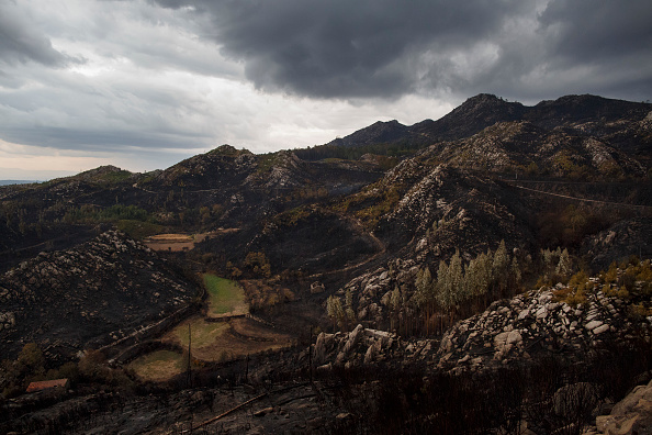 La surface des montagnes sont brûlées près de Vouzela le 17 octobre 2017 dans la région de Viseu, au Portugal. Au moins 41 personnes sont mortes dans des incendies au Portugal et 4 autres en Espagne, alors que les vents d'Ophélie frappaient le nord-ouest de la péninsule ibérique. 
(Pablo Blazquez Dominguez / Getty Images)