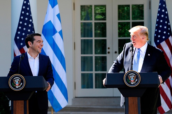 Le président américain Donald Trump (D) et le Premier ministre grec Alexis Tsipras s'adressent aux médias tout en riant dans la roseraie de la Maison Blanche à Washington DC. le 17 octobre 2017.
(JASON CONNOLLY / AFP / Getty Images)