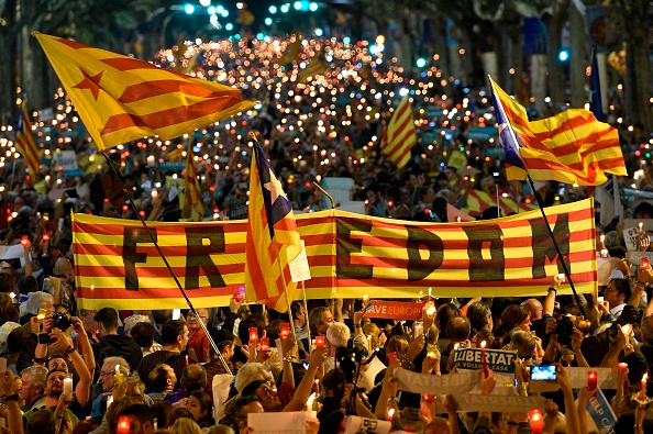 La Catalogne manifeste après qu'un juge a ordonné la détention de deux dirigeants séparatistes puissants, accentuant encore les tensions dans la crise après le référendum "interdit" sur l'indépendance. 
(LLUIS GENE / AFP / Getty Images)