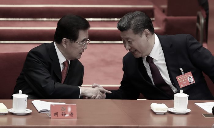 Le dirigeant chinois Xi Jinping (d) serre la main de Hu Jintao, son prédécesseur, lors de la séance d'ouverture du 19e Congrès national du PCC à Pékin, le 18 octobre 2017. (Lintao Zhang / Getty Images)