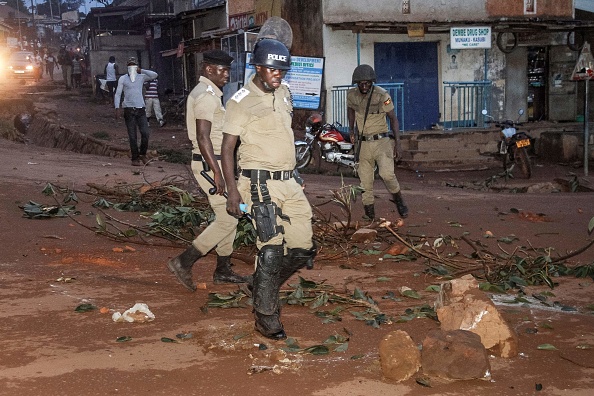 La police ougandaise a interdit le 18 octobre 2017 ce qu'elle a appelé des "manifestations illégales". Les manifestants protestaient contre la suppression des limites d'âge présidentielles qui ouvre la voie au président Yoweri Museveni pour un sixième mandat. Le 17 octobre, la police avait tiré des gaz lacrymogènes et des balles en caoutchouc sur une foule de centaines de partisans de l'opposition. En Ouganda, les manifestations de l'opposition sont systématiquement refusées, ce qui signifie que tout rassemblement est considéré comme illégal. 
(STR / AFP / Getty Images)