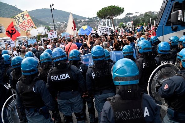 Les policiers anti-émeutes affrontent les manifestants anti-G7 dans le port de l'île italienne d'Ischia –
(ANDREAS SOLARO/AFP/Getty Images)

