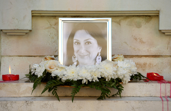 Les fleurs et les hommages étaient au pied du monument du Grand Siège à La Valette, à Malte, le 19 octobre 2017, transformé en sanctuaire temporaire pour la journaliste et blogueuse maltaise Daphne Caruana Galizia (photo) qui a été tuée par une voiture piégée à Malte, le 16 Octobre, 2017. (MATTHEW MIRABELLI / AFP / Getty Images)