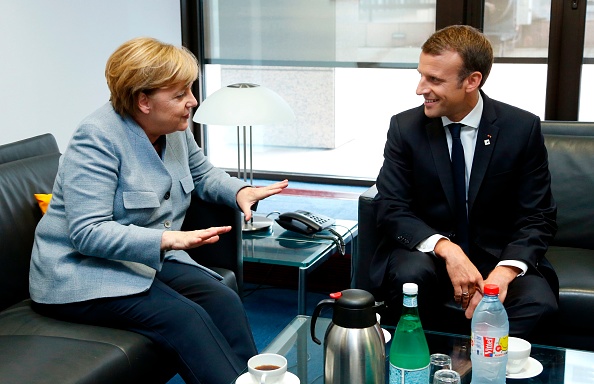 La chancelière allemande Angela Merkel et le président français Emmanuel Macron, lors d'une réunion bilatérale à Bruxelles, le 19 octobre 2017.
(FRANCOIS LENOIR / AFP / Getty Images)