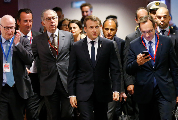 Le président Emmanuel Macron (C) arrive à Bruxelles le 19 octobre 2017 pour participer à une réunion bilatérale le premier jour d'un sommet des dirigeants de l'Union européenne (UE), pour éviter de passer aux négociations commerciales complètes du Brexit après l'échec des négociations.
(FRANCOIS LENOIR / AFP / Getty Images)