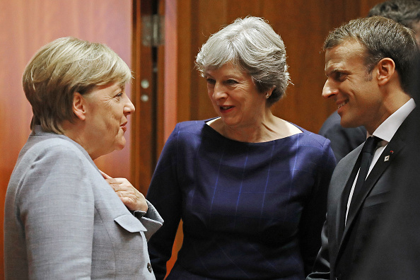 La chancelière allemande Angela Merkel, le Premier ministre britannique Theresa May et le président français Emmanuel Macron arrivent pour une table ronde le 19 octobre 2017 à Bruxelles, en Belgique. L'accord nucléaire iranien, le Brexit et la Corée du Nord sont en discussion. Mme May a offert l'assurance aux ressortissants de l'UE que son gouvernement facilitera la vie au Royaume-Uni après le Brexit. (Dan Kitwood / Getty Images)
