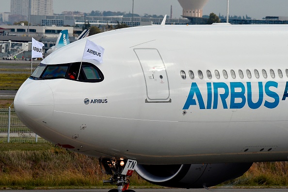 
Un nouvel Airbus A330neo est photographié après l'atterrissage à la fin de son premier vol le 19 octobre 2017 à l'aéroport de Toulouse-Blagnac, près de Toulouse. -  (PASCAL PAVANI / AFP / Getty Images)