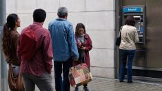 Des Catalans pro-indépendance retirent de l’argent aux distributeurs en signe de protestation