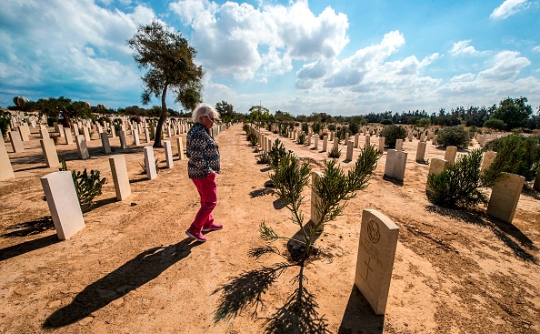 Hommage au cimetière de guerre El Alamein lors d'une cérémonie marquant le 75ème anniversaire de la bataille de la Seconde Guerre mondiale dans la ville égyptienne du même nom à environ 100 kilomètres à l'ouest d'Alexandrie -
(KHALED DESOUKI/AFP/Getty Images)
