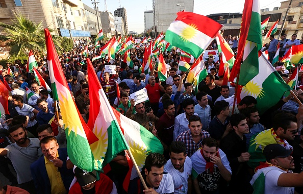 Des Kurdes irakiens brandissent des drapeaux du Kurdistan irakien et scandent des slogans lors d'une manifestation devant le bureau de l'ONU à Arbil, la capitale de la région autonome, le 21 octobre 2017, pour protester contre l'escalade de la crise avec Bagdad. (SAFIN HAMED / AFP / Getty Images)