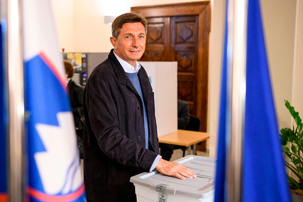 
Borut Pahor, président de la Slovénie et candidat à la présidentielle dépose son bulletin dans l'urne pour le premier tour de l'élection présidentielle dans un bureau de vote à Sempeter pri Gorici, le 22 octobre 2017. 
(JURE MAKOVEC / AFP / Getty Images)
