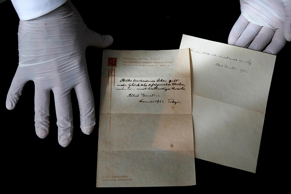 Les deux notes écrites par Albert Einstein, en 1922, à l'hôtel Imperial de Tokyo au Japon. Une note qu'Albert Einstein a donné à un courrier à Tokyo, décrivant brièvement sa théorie sur la vie heureuse, a fait surface après 95 ans et est en vente aux enchères à Jérusalem. (MENAHEM KAHANA / AFP / Getty Images)