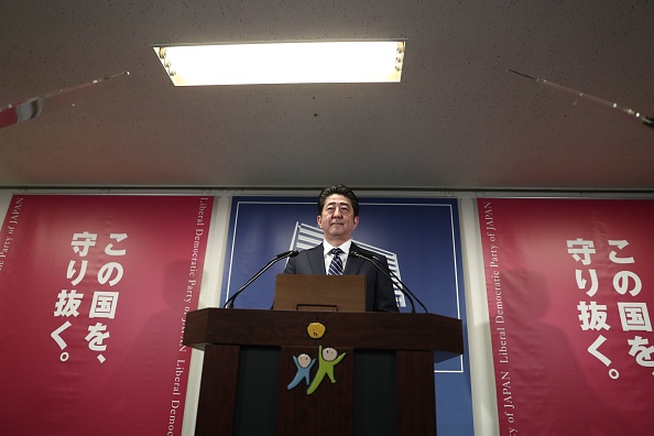 Le Premier ministre japonais et dirigeant du Parti libéral-démocrate au pouvoir, Shinzo Abe, assiste à une conférence de presse au siège du parti à Tokyo le 23 octobre 2017, un jour après les élections générales du Japon. Le Premier ministre Shinzo Abe a obtenu une «super-majorité» écrasante lors des élections législatives japonaises. Il s'est engagé immédiatement à «traiter fermement» avec la Corée du Nord. 
(BEHROUZ MEHRI / AFP / Getty Images)