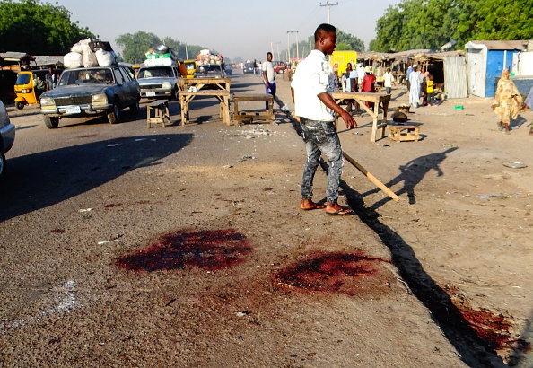  Avant l'attentat de la mosquée, trois attentats-suicides avaient déjà fait 13 morts à Maiduguri, au nord-est du Nigeria, le 23 octobre 2017. Trois kamikazes ont tué 13 personnes et en ont blessé 16 dans la ville de Maiduguri, au nord-est du pays. Le conflit de Boko Haram a fait au moins 20.000 morts et forcé plus de 2,6 millions d'autres à fuir leurs maisons depuis 2009. 
(STRINGER / AFP / Getty Images)